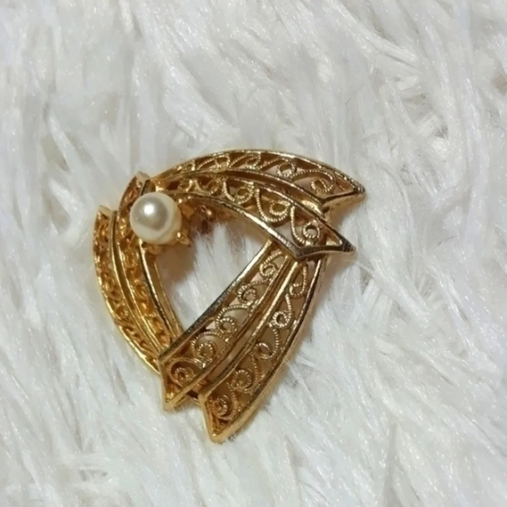 Vintage Scrolled, Pearly Bead Focal Badge Brooch Pin